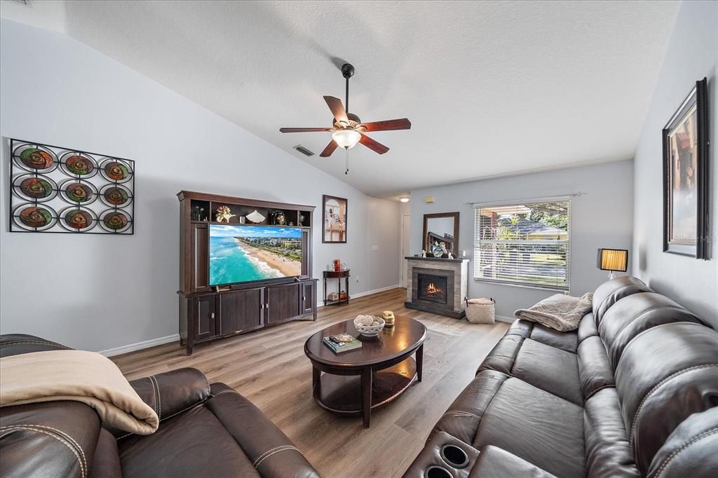 Active With Contract: $450,000 (3 beds, 2 baths, 1408 Square Feet)