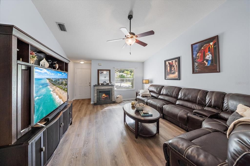 Active With Contract: $450,000 (3 beds, 2 baths, 1408 Square Feet)