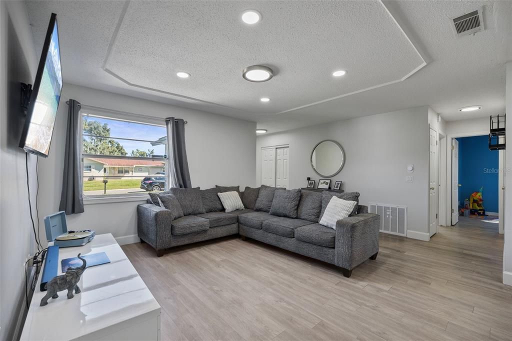 For Sale: $310,000 (3 beds, 2 baths, 1132 Square Feet)