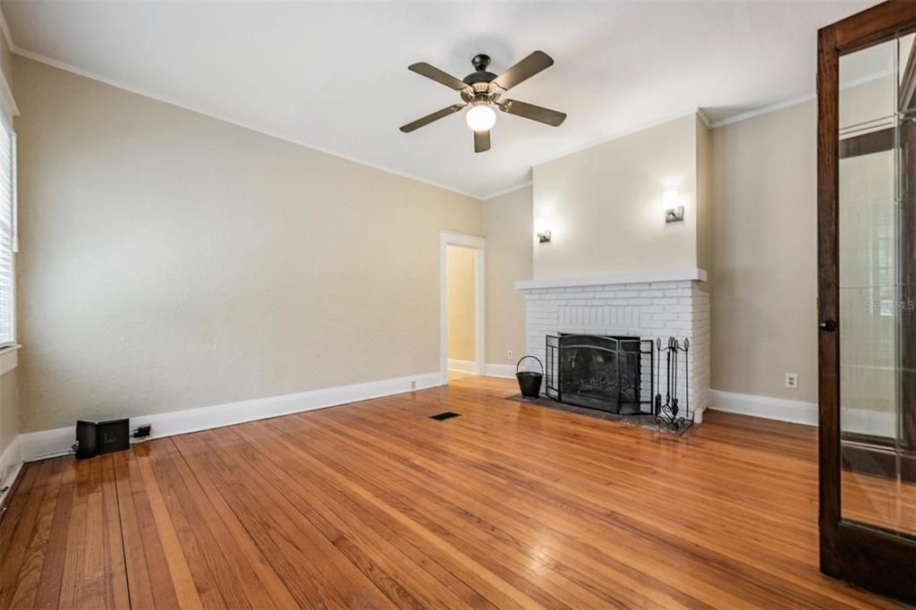 For Rent: $1,775 (2 beds, 1 baths, 984 Square Feet)