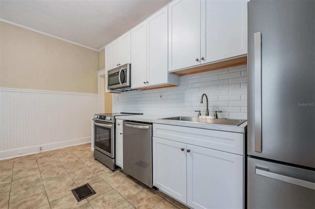 For Rent: $1,775 (2 beds, 1 baths, 984 Square Feet)