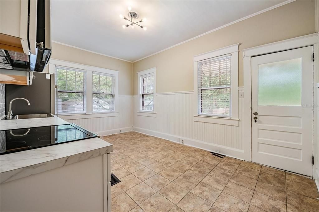 For Rent: $1,775 (2 beds, 1 baths, 984 Square Feet)