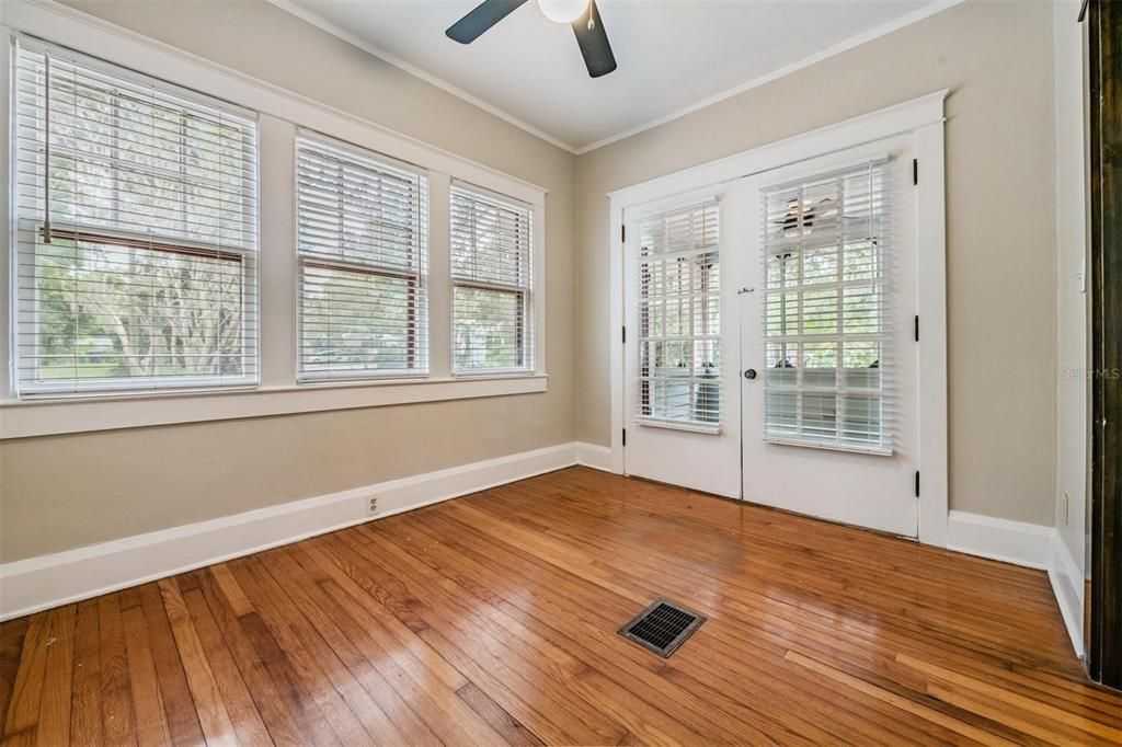 For Rent: $1,775 (2 beds, 1 baths, 984 Square Feet)