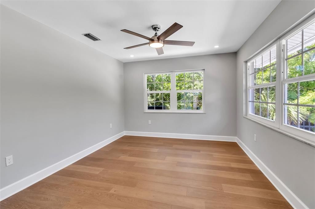 Под контрактом: $1,300,000 (3 спален, 2 ванн, 1511 Квадратных фут)