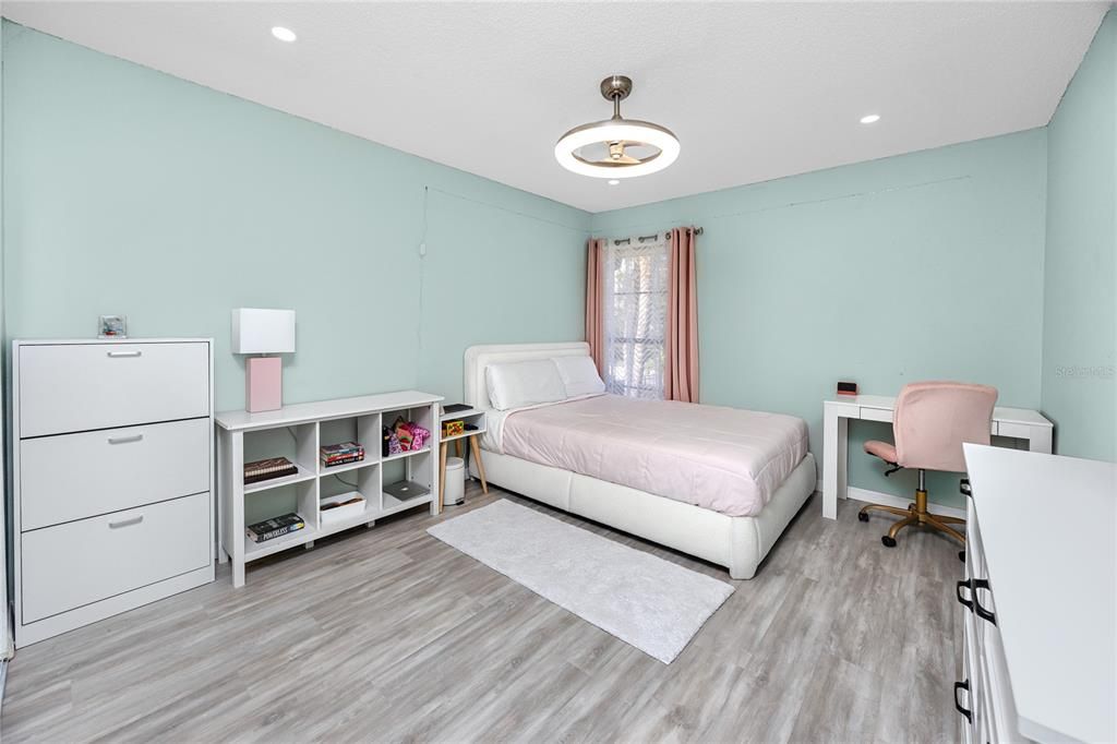 合同活跃: $2,100 (3 贝兹, 2 浴室, 1015 平方英尺)