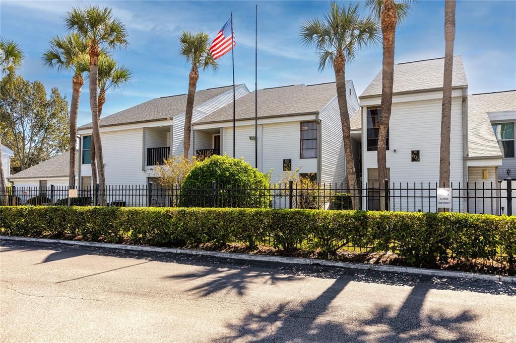 合同活跃: $2,100 (3 贝兹, 2 浴室, 1015 平方英尺)