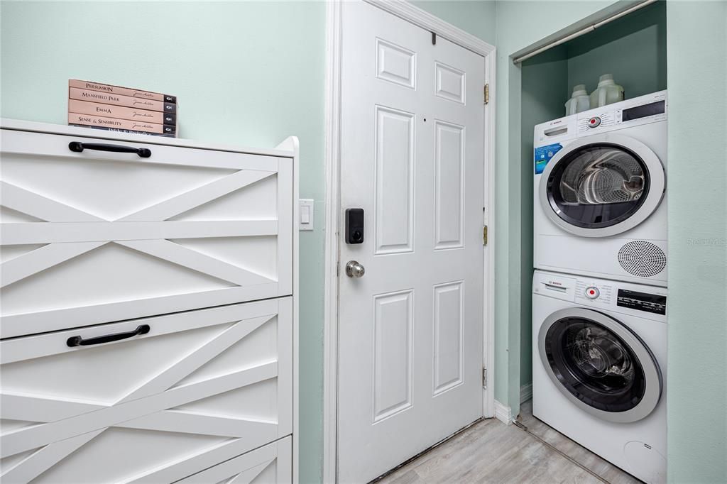 合同活跃: $2,100 (3 贝兹, 2 浴室, 1015 平方英尺)