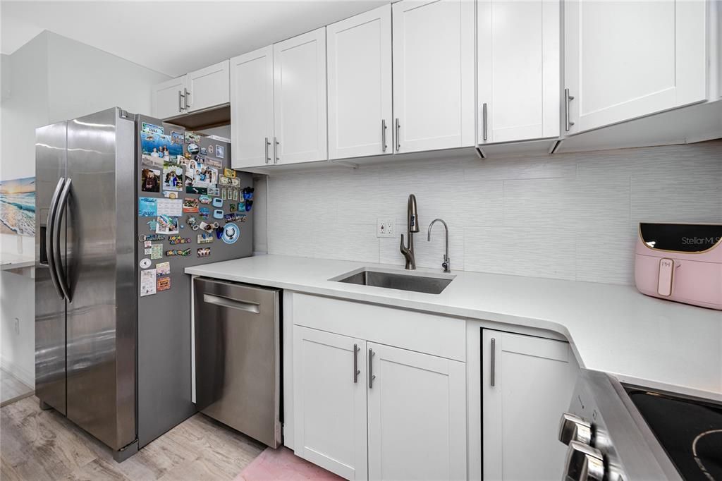 合同活跃: $2,100 (3 贝兹, 2 浴室, 1015 平方英尺)