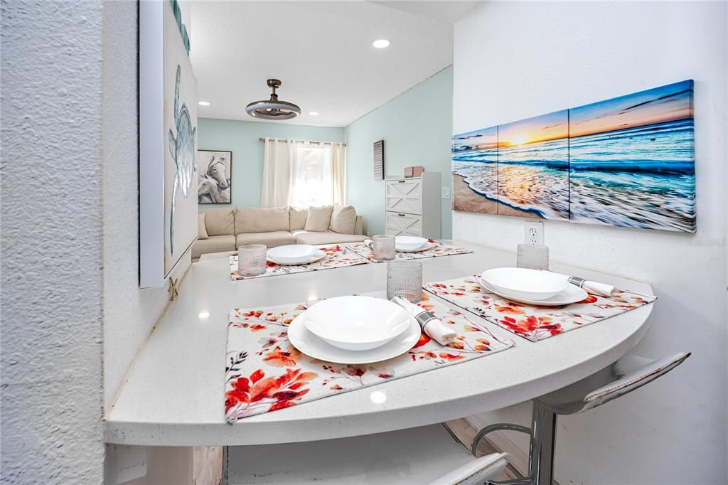 合同活跃: $2,100 (3 贝兹, 2 浴室, 1015 平方英尺)