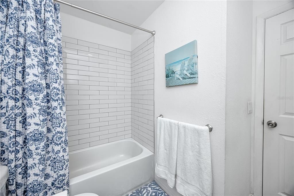 合同活跃: $2,100 (3 贝兹, 2 浴室, 1015 平方英尺)