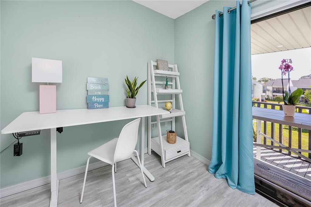 合同活跃: $2,100 (3 贝兹, 2 浴室, 1015 平方英尺)