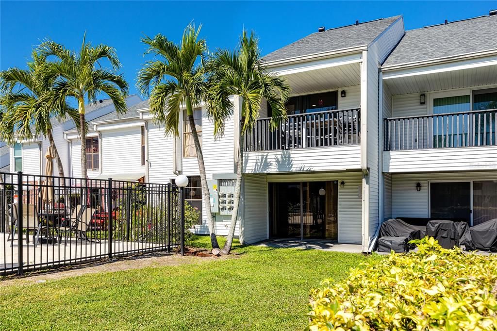 合同活跃: $2,100 (3 贝兹, 2 浴室, 1015 平方英尺)