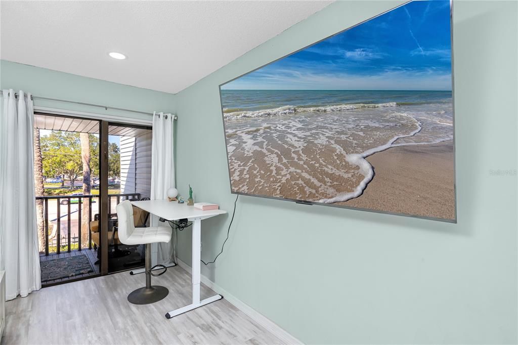 合同活跃: $2,100 (3 贝兹, 2 浴室, 1015 平方英尺)