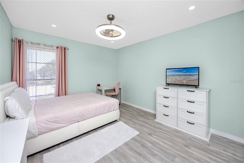 合同活跃: $2,100 (3 贝兹, 2 浴室, 1015 平方英尺)