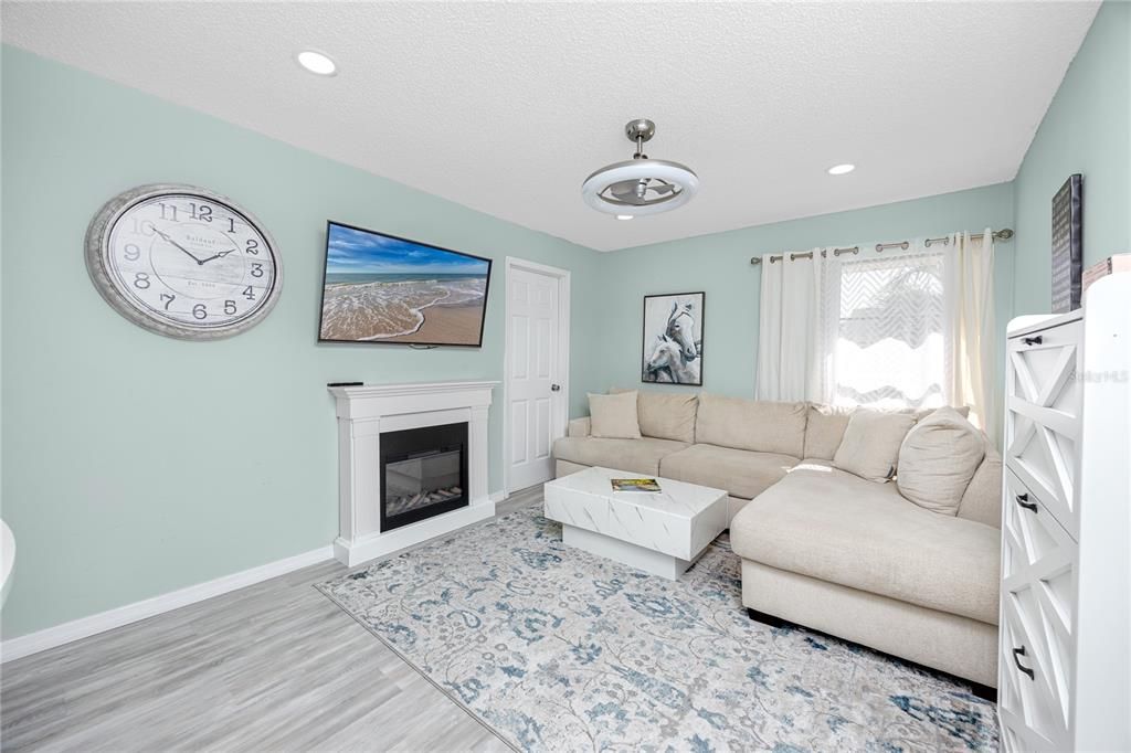 合同活跃: $2,100 (3 贝兹, 2 浴室, 1015 平方英尺)