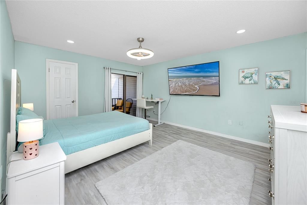 合同活跃: $2,100 (3 贝兹, 2 浴室, 1015 平方英尺)