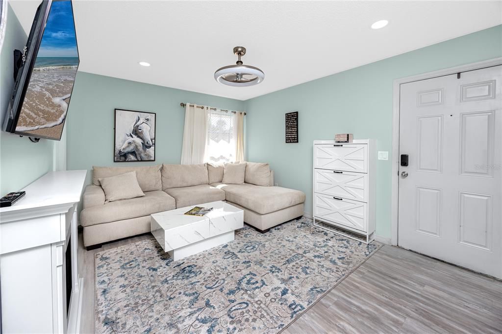 合同活跃: $2,100 (3 贝兹, 2 浴室, 1015 平方英尺)