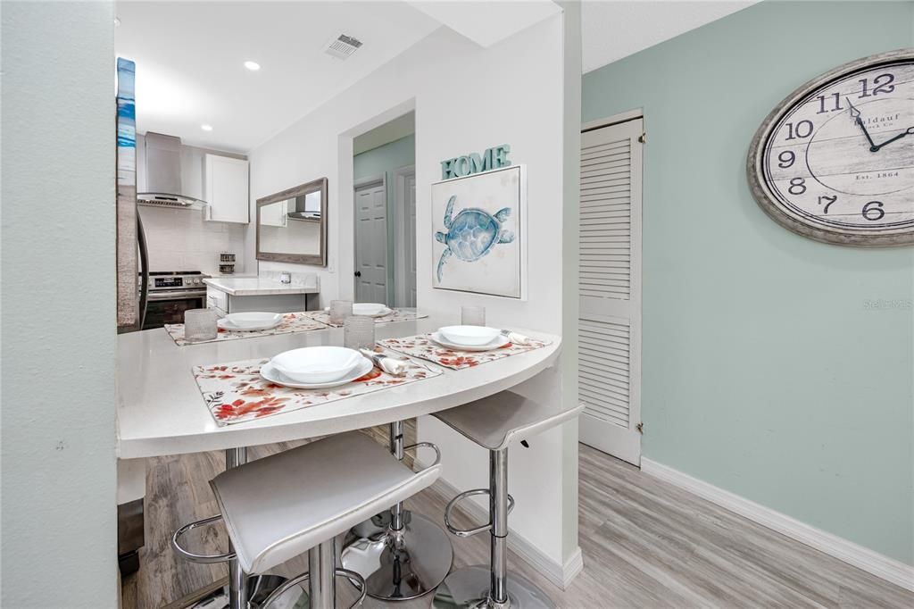 合同活跃: $2,100 (3 贝兹, 2 浴室, 1015 平方英尺)