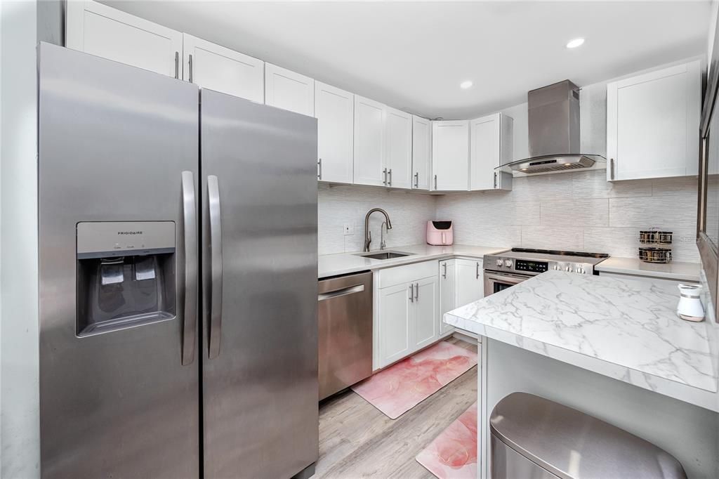 合同活跃: $2,100 (3 贝兹, 2 浴室, 1015 平方英尺)