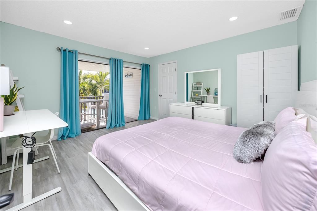 合同活跃: $2,100 (3 贝兹, 2 浴室, 1015 平方英尺)