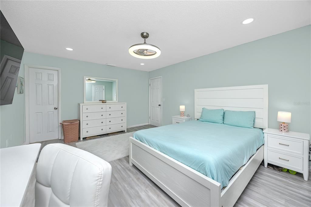 合同活跃: $2,100 (3 贝兹, 2 浴室, 1015 平方英尺)