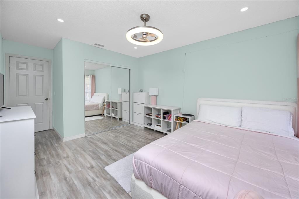 合同活跃: $2,100 (3 贝兹, 2 浴室, 1015 平方英尺)