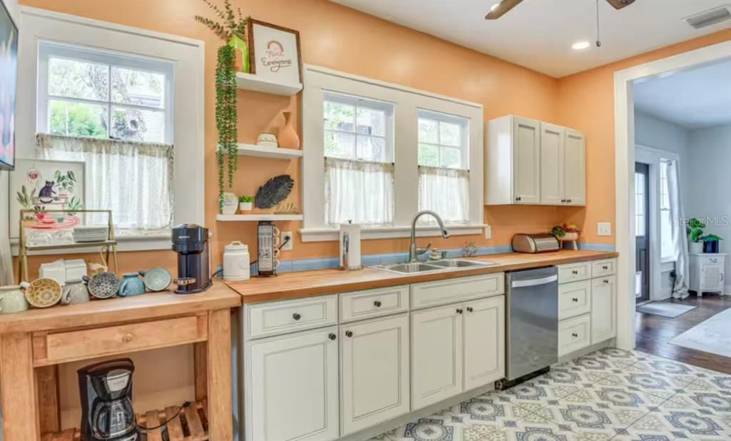 For Sale: $549,000 (3 beds, 3 baths, 1456 Square Feet)