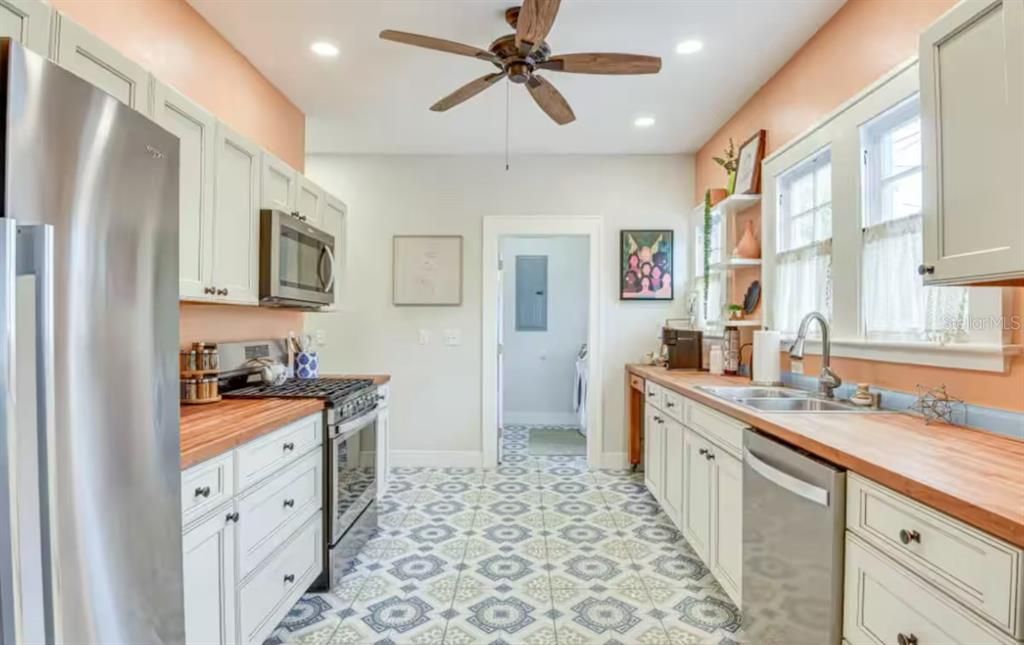 For Sale: $549,000 (3 beds, 3 baths, 1456 Square Feet)