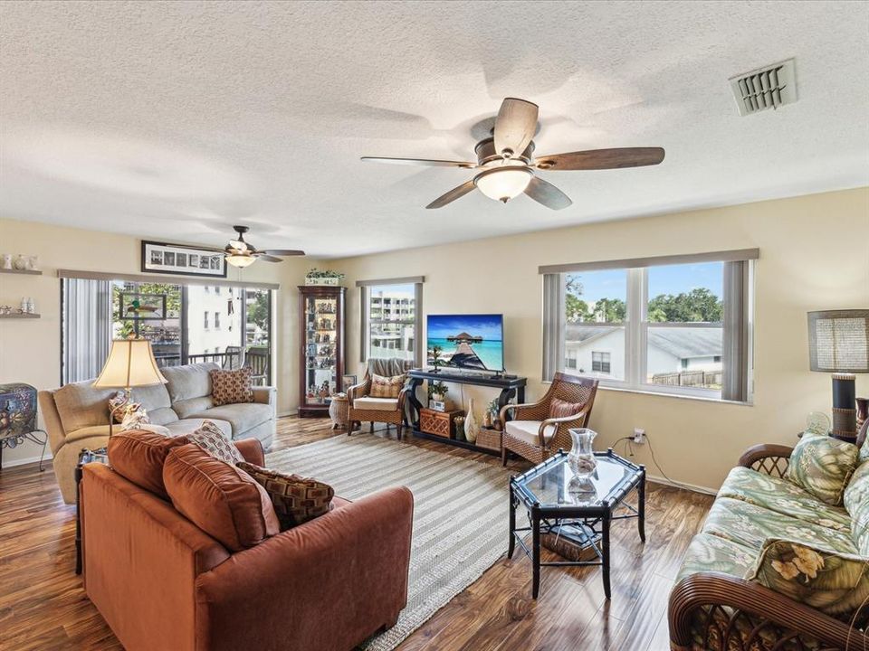 Active With Contract: $229,900 (2 beds, 2 baths, 1245 Square Feet)