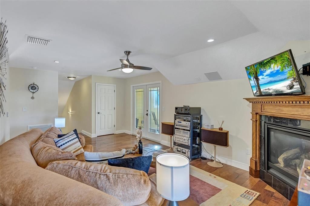 En Venta: $1,125,000 (4 camas, 3 baños, 2989 Pies cuadrados)