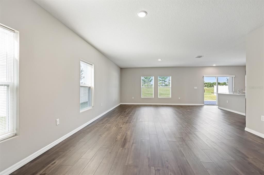 For Rent: $3,100 (5 beds, 3 baths, 2479 Square Feet)