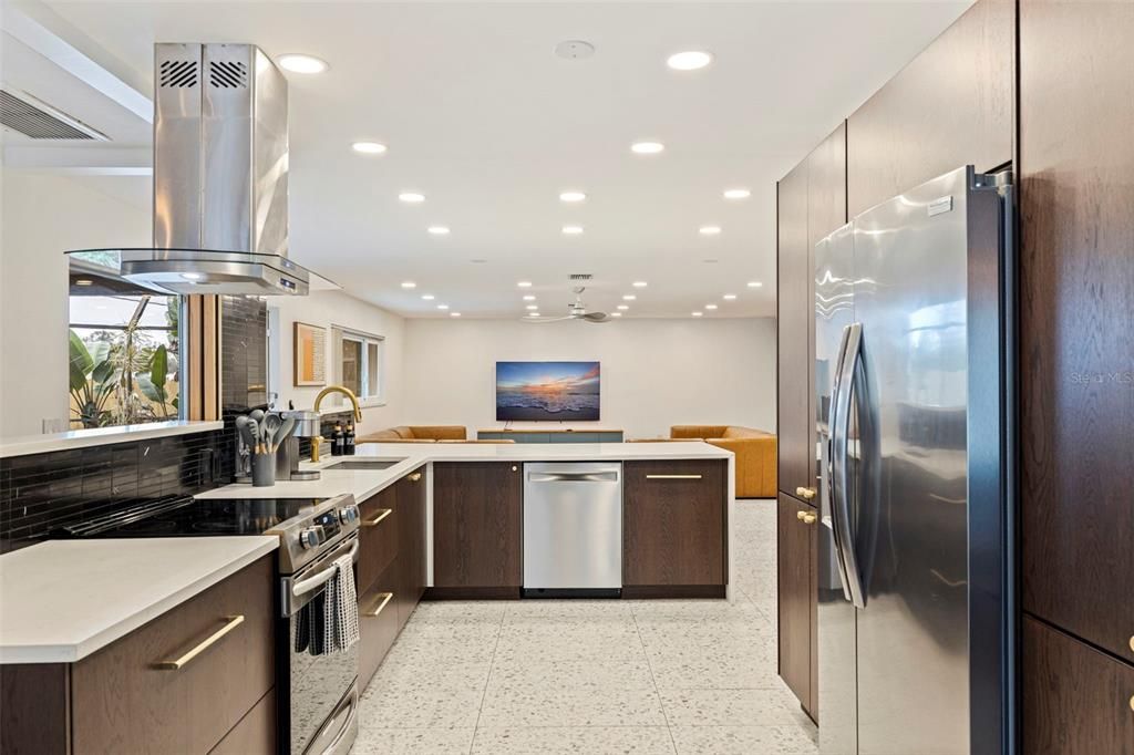 For Sale: $850,000 (7 beds, 4 baths, 2956 Square Feet)