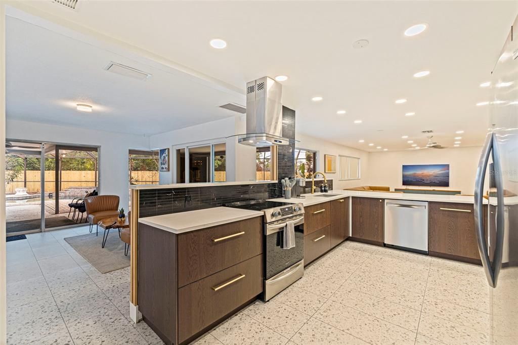 For Sale: $850,000 (7 beds, 4 baths, 2956 Square Feet)