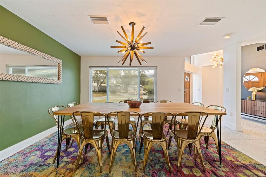 For Sale: $850,000 (7 beds, 4 baths, 2956 Square Feet)