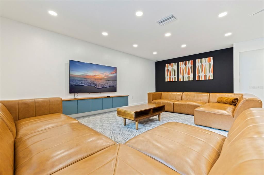 For Sale: $850,000 (7 beds, 4 baths, 2956 Square Feet)