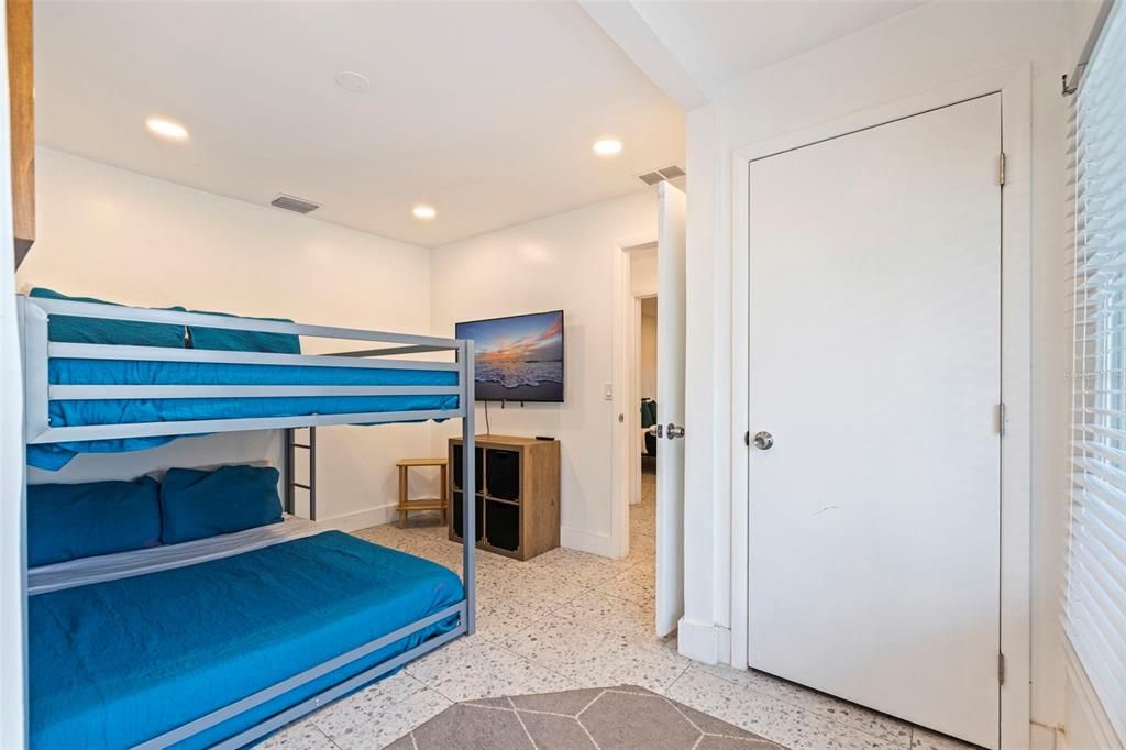 For Sale: $850,000 (7 beds, 4 baths, 2956 Square Feet)