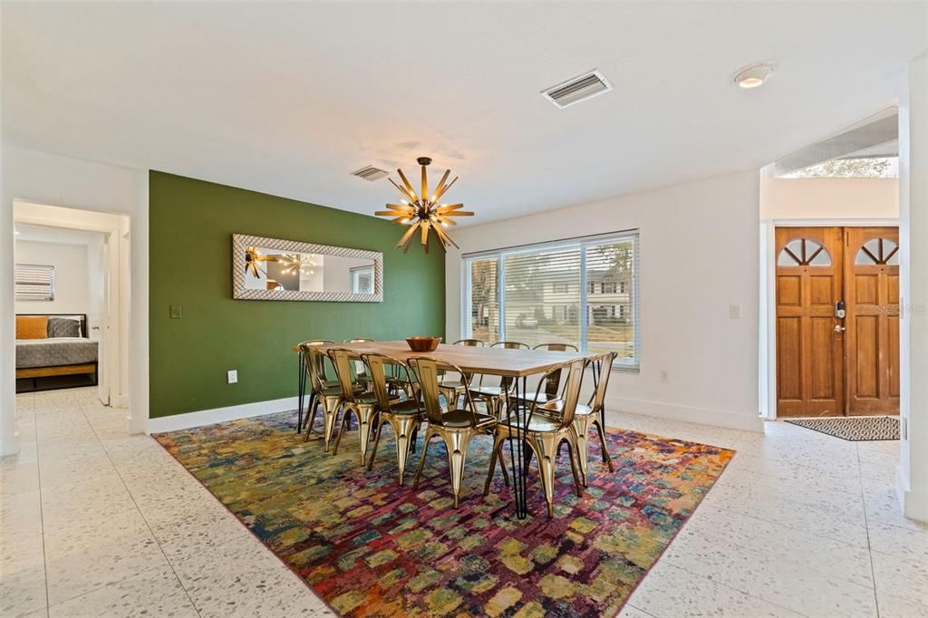 For Sale: $850,000 (7 beds, 4 baths, 2956 Square Feet)