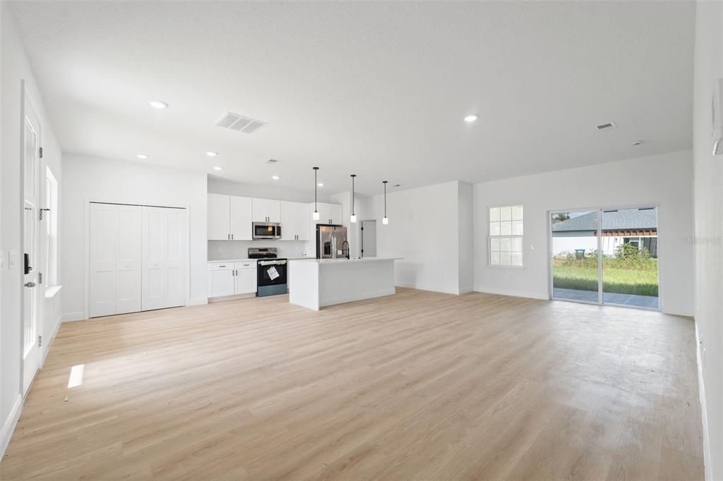 For Sale: $309,000 (4 beds, 2 baths, 1751 Square Feet)