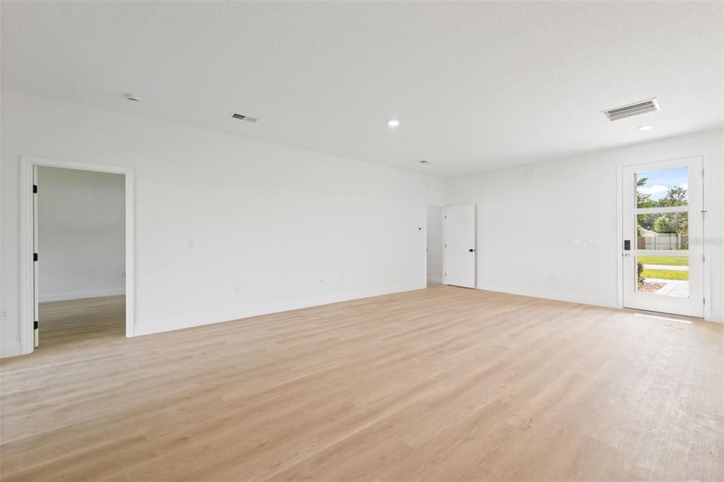 For Sale: $309,000 (4 beds, 2 baths, 1751 Square Feet)