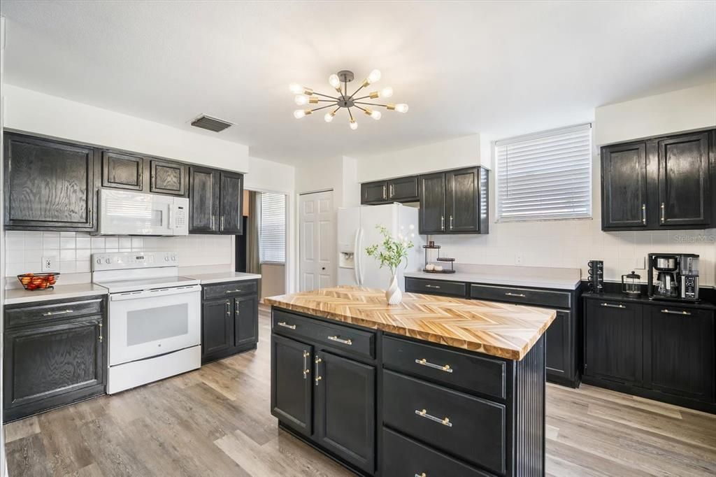 For Sale: $599,000 (4 beds, 3 baths, 2842 Square Feet)