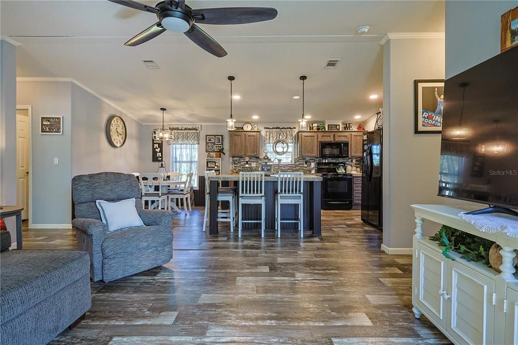 For Sale: $307,100 (3 beds, 2 baths, 1404 Square Feet)