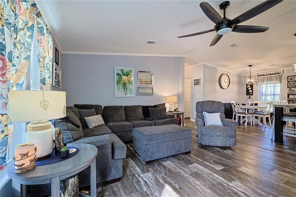 For Sale: $307,100 (3 beds, 2 baths, 1404 Square Feet)