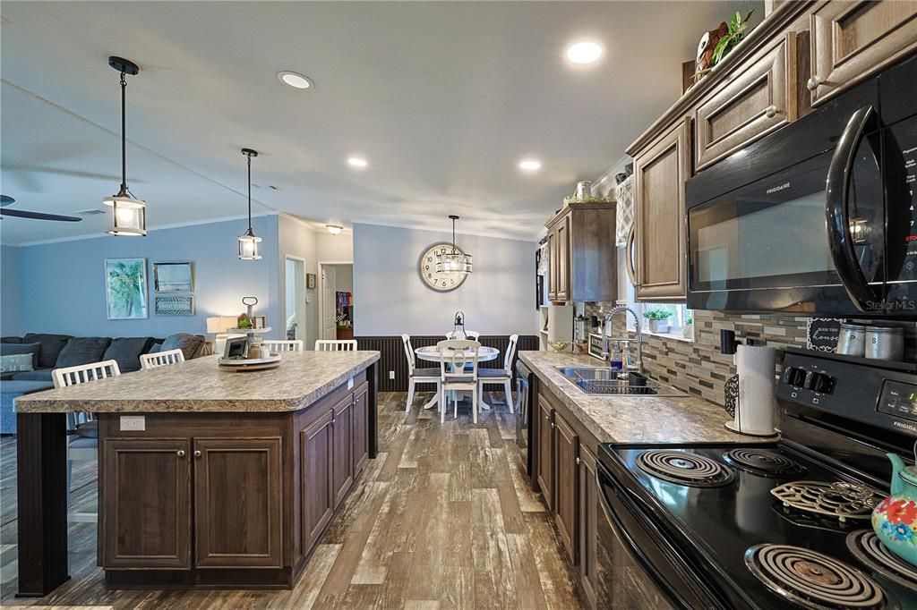 For Sale: $307,100 (3 beds, 2 baths, 1404 Square Feet)