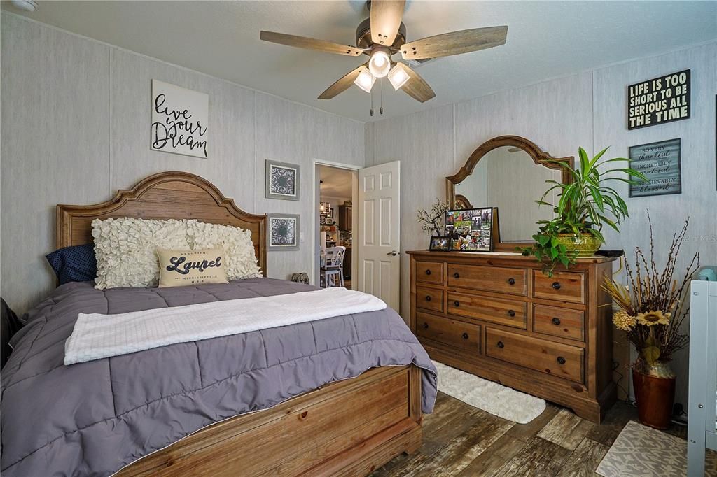 For Sale: $307,100 (3 beds, 2 baths, 1404 Square Feet)