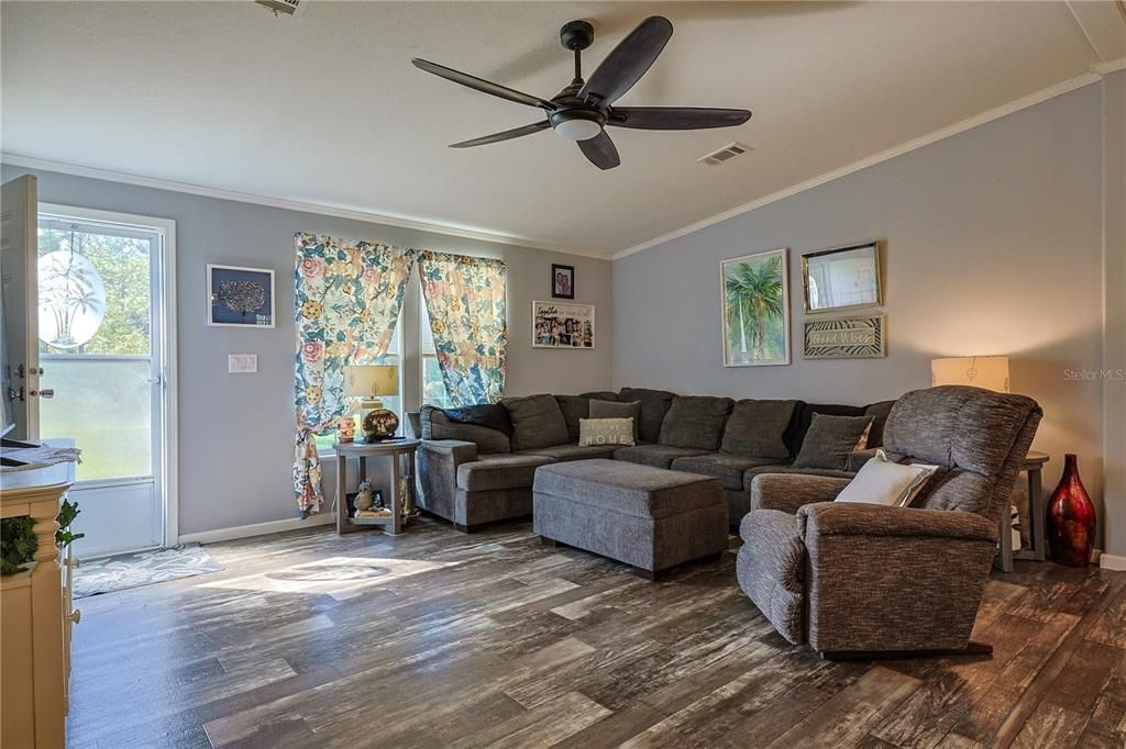 For Sale: $307,100 (3 beds, 2 baths, 1404 Square Feet)