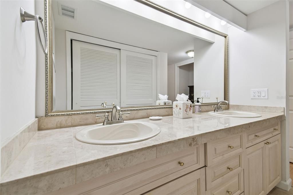 Active With Contract: $395,000 (2 beds, 2 baths, 1320 Square Feet)