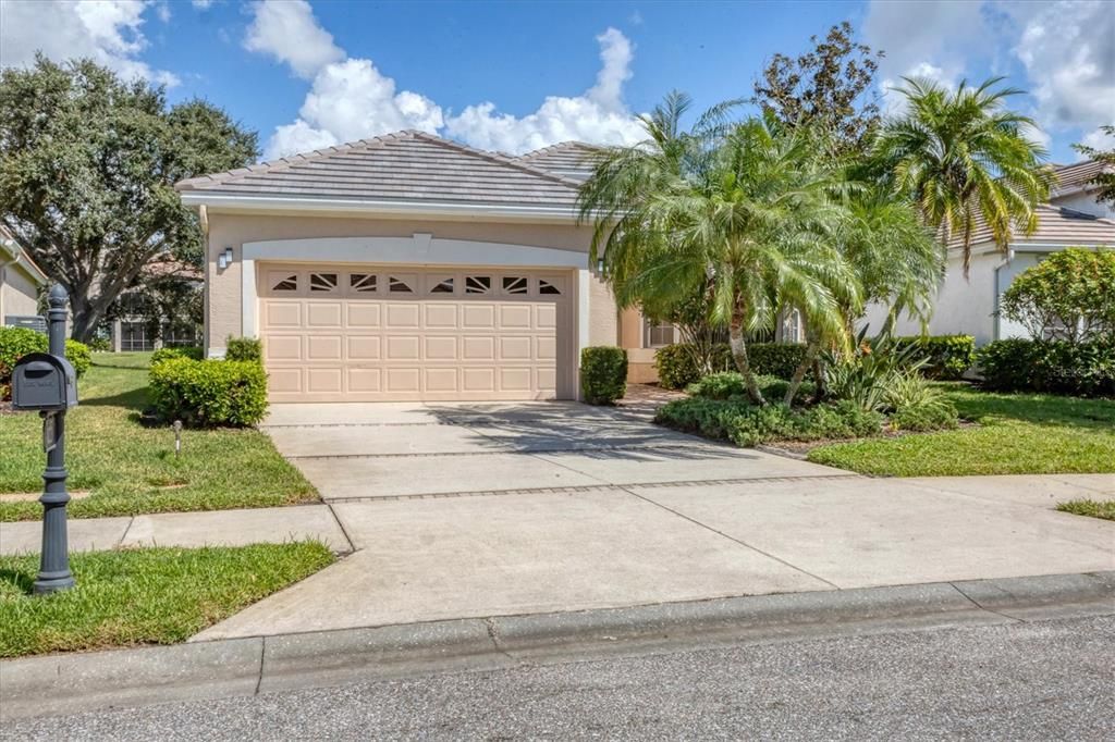 Active With Contract: $635,000 (3 beds, 2 baths, 2359 Square Feet)