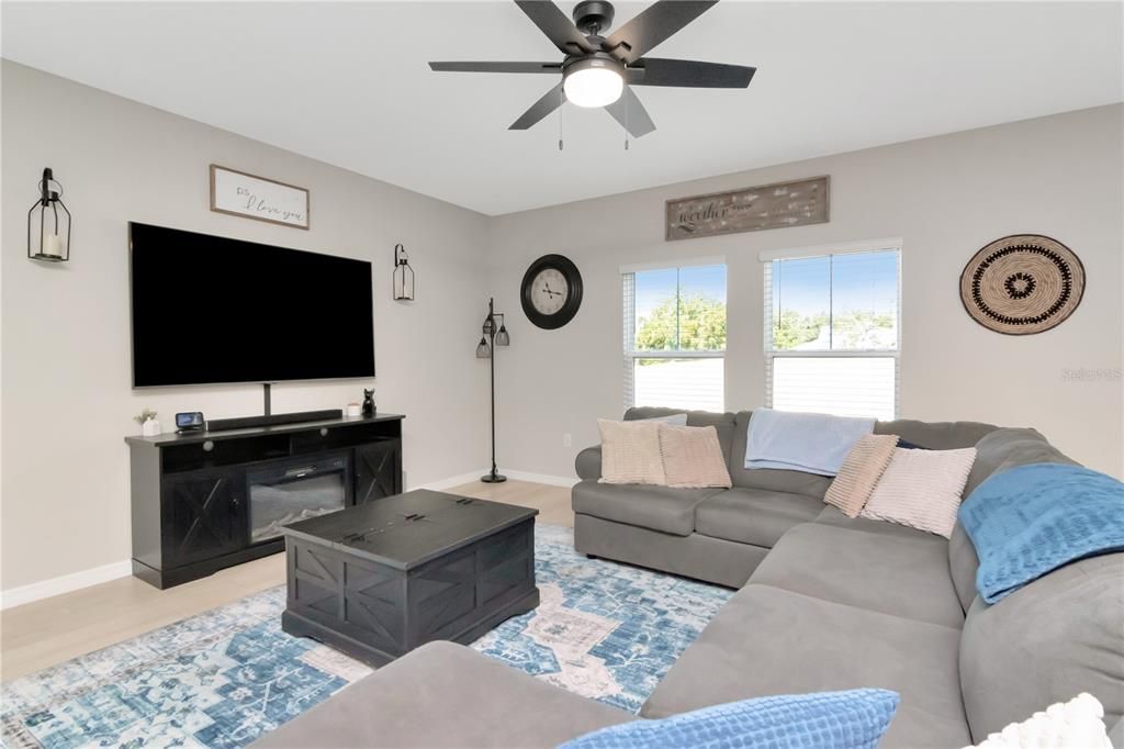 For Sale: $465,000 (5 beds, 3 baths, 2517 Square Feet)