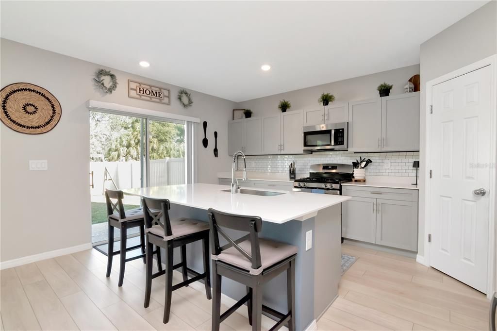 For Sale: $465,000 (5 beds, 3 baths, 2517 Square Feet)