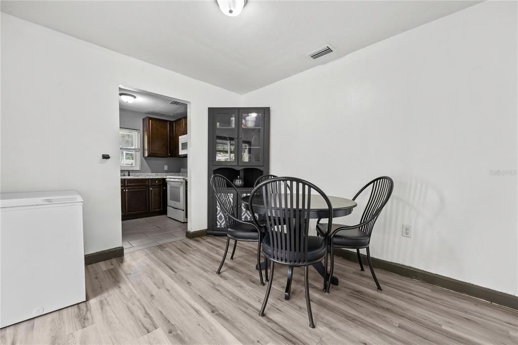 Active With Contract: $189,000 (3 beds, 1 baths, 1025 Square Feet)